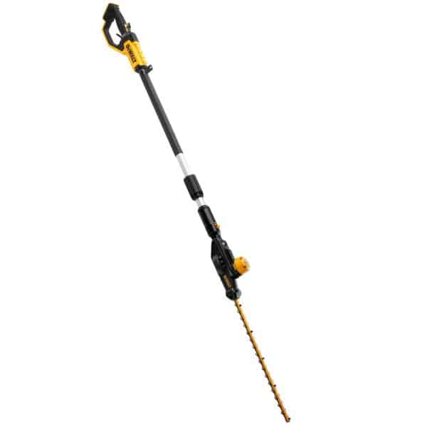 Taille-haies sur perche DeWALT DCMPH566P1-QW en action dans un jardin