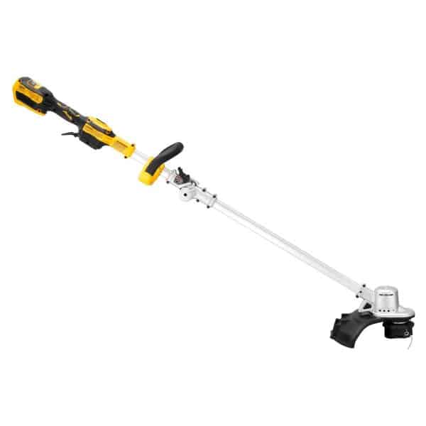 Coupe-bordure DeWALT DCMST561N-XJ 18V XR dans un jardin