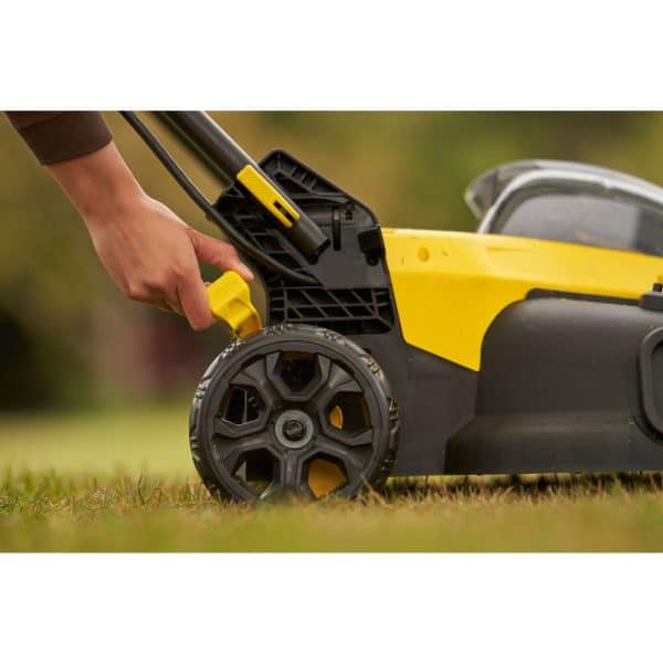 Une tondeuse Stanley Fatmax SFMCMW2651M-QW V20 18V posée sur une pelouse verte et bien entretenue.