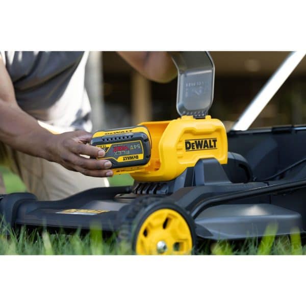 Tondeuse DeWALT DCMWSP550N-XJ en action sur un gazon verdoyant