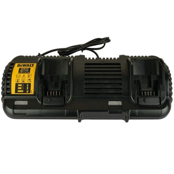 Double chargeur DeWALT DCB132-QW XR sur un établi